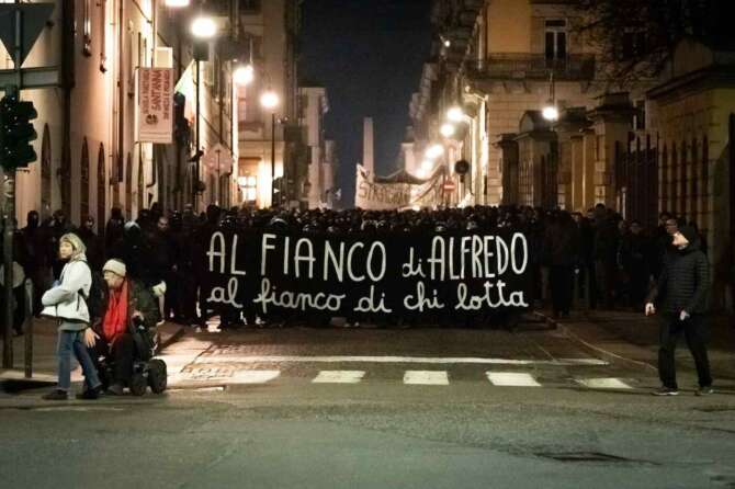 Manifestano per Cospito, anarchici finiscono in manette