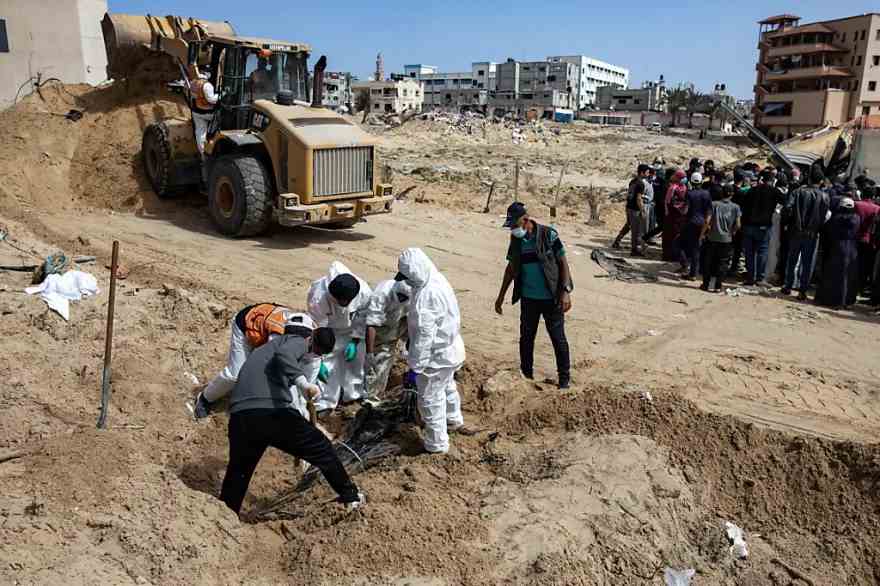 Gaza, altro orrore: scoperta una terza fossa comune nell’ospedale al-Shifa, recuperati 49 corpi