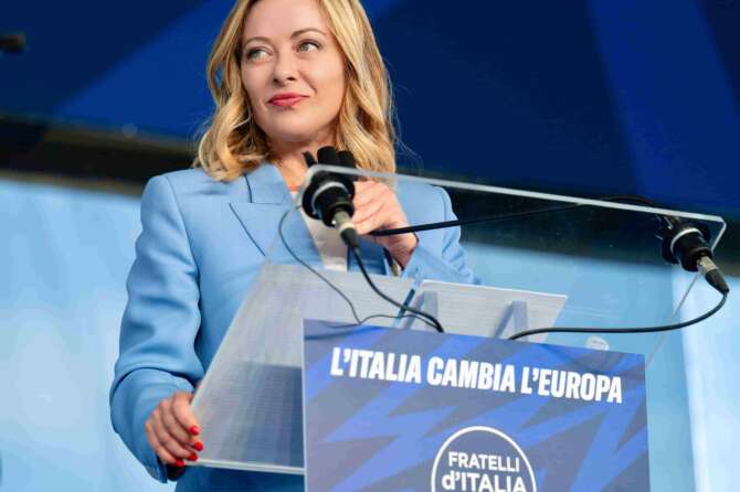 Meloni si candida alle Europee come capolista: “Non sono segretaria del Pd, è ora di essere maggioranza anche in Europa”