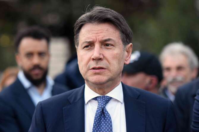 Giuseppe Conte, il qualunquista che si era travestito da uomo di sinistra: un politico bello e finito