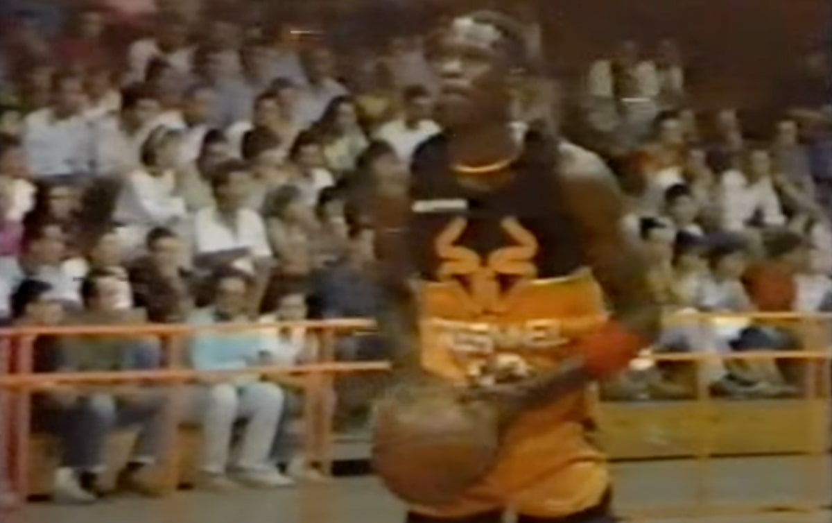 Michael Jordan in maglia Stefanel Trieste durante l'amichevole con la JuveCaserta dell'agosto 1985