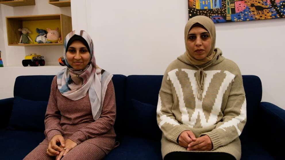 Lana e Sana, le mamme in fuga da Gaza giunte a Napoli per salvare i loro figli: “Le bombe hanno distrutto tutto, abbiamo perso la speranza”