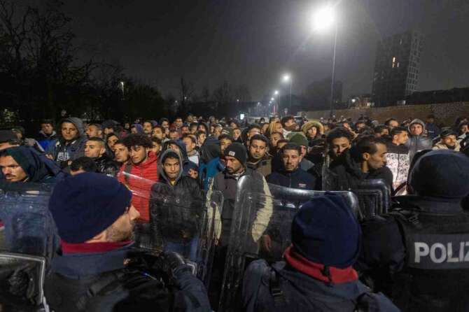 Diritto d’asilo, cosa è e come fa l’Italia a violarlo: profughi senza protezione