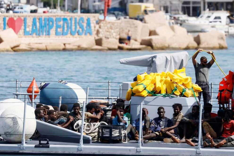 A Lampedusa sbarchi senza sosta, 333 arrivi nella notte: hotspot al collasso con 1200 migranti