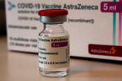 Astrazeneca ammette gli effetti collaterali del vaccino anti-Covid, la causa a Londra: “Può causare trombosi”