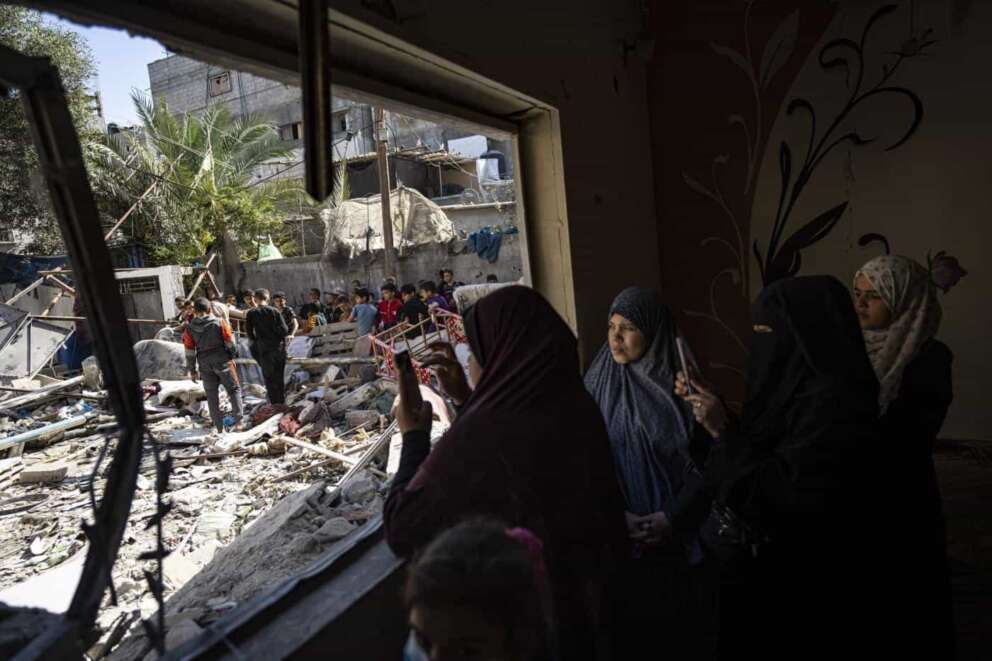 Members of the Abu Draz family inspect their house after it was hit by an Israeli airstrike in Rafah, southern Gaza Strip, Thursday, April 4, 2024. (AP Photo/Fatima Shbair) Associated Press/LaPresse
