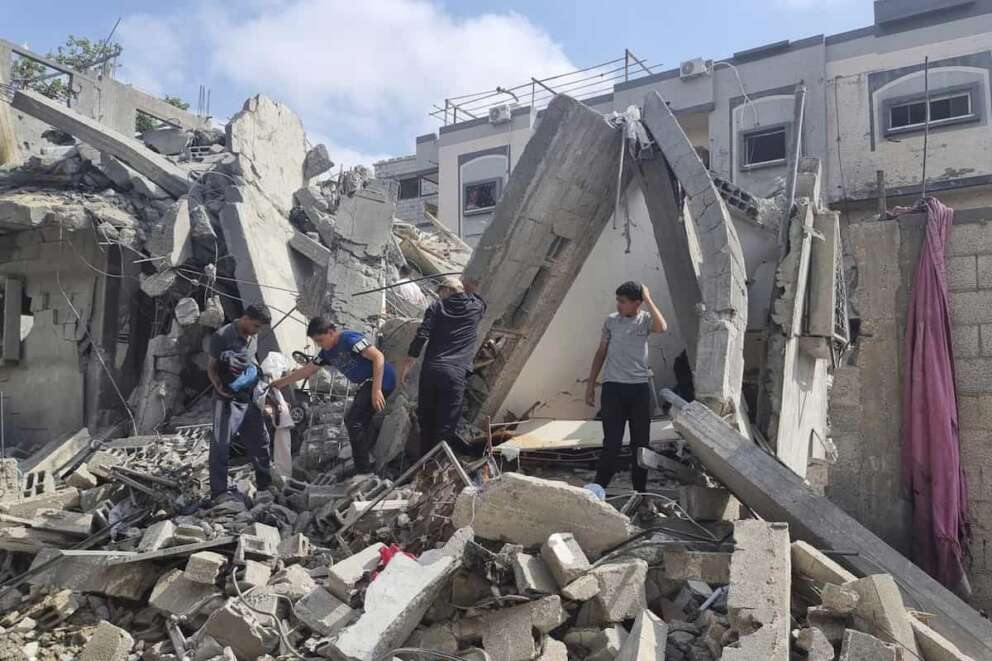 Palestinians look at the destruction after an Israeli airstrike in Rafah, Gaza Strip. Monday, April 29, 2024. (AP Photo/Mohammad Jahjouh) Associated Press/LaPresse