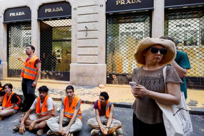 Protesta degli ambientalisti di Ultima Generazione contro le griffe dei negozi di Via dei Condotti con lancio di vernice lavabile sulle vetrine – Cronaca – Roma, Italia – Giovedì , 16 Maggio 2024 (foto Cecilia Fabiano/LaPresse) Protest by the Last Generation environmentalists against the designer labels in the shops on Via dei Condotti with washable paint thrown on the windows – News – Rome, Italy – Thursday , 16 May 2024 (photo Cecilia Fabiano / LaPresse)