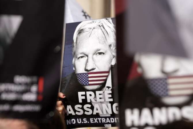 Assange, sì al ricorso contro l’estradizione: l’Alta Corte apre uno spiraglio