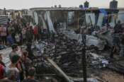 Israele bombarda campo profughi di Rafah, 45 morti: per Netanyahu “un tragico incidente”
