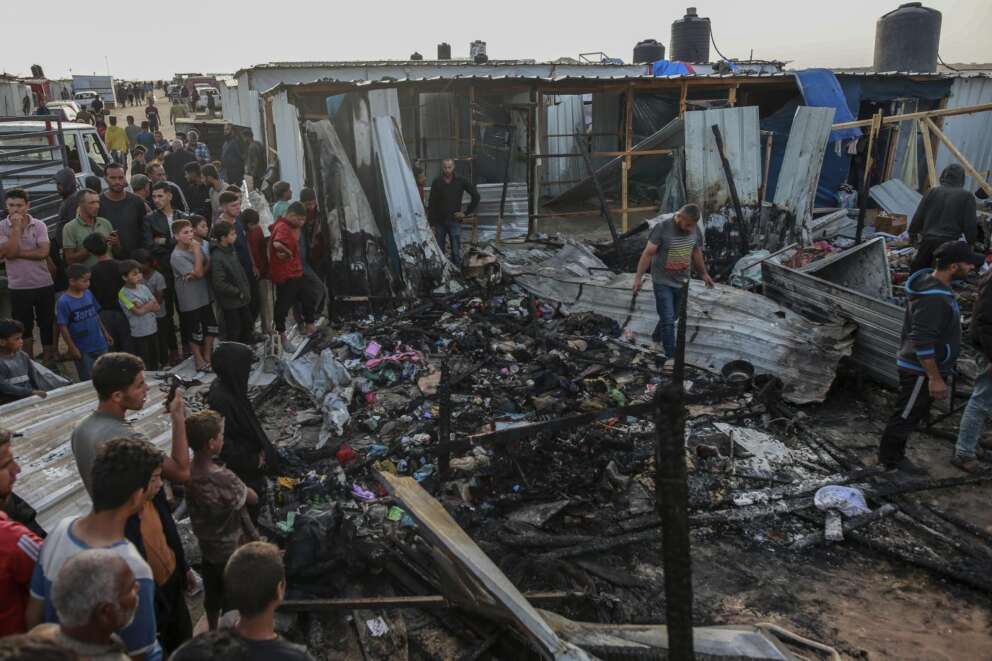 Israele bombarda campo profughi di Rafah, 45 morti: per Netanyahu “un tragico incidente”