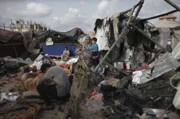 Bombe americane sugli sfollati di Rafah, la CNN smaschera l’orrore senza fine: “Gaza cimitero dei bimbi”
