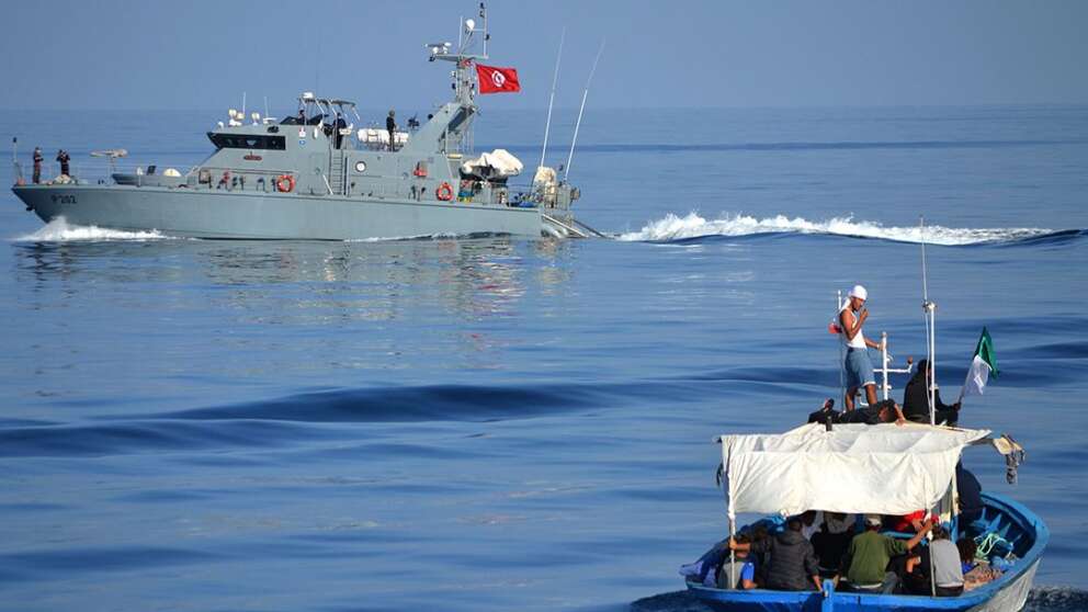 Così le guardie tunisine affogano i bambini: barchino speronato da nave militare