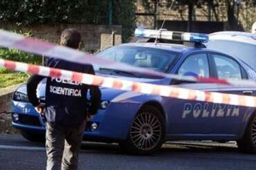 Varese, sfregia al volto l’ex compagna e uccide il padre di lei intervenuto per difenderla: l’agguato fuori lo studio