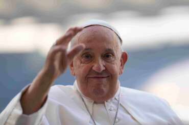 Papa Francesco e la ‘frociaggine’, lo scivolone di Bergoglio sui seminari fa litigare i giornali