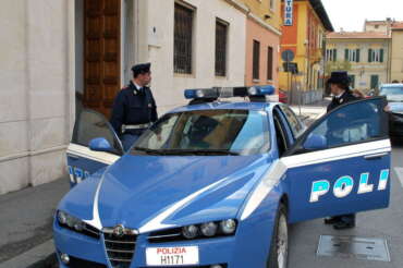 Napoli le urla e i colpi d’arma da fuoco: uomo si barrica in casa. Fermato dalla polizia