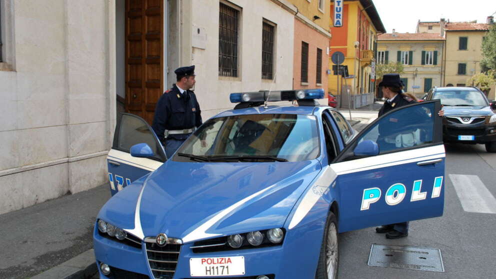 Napoli le urla e i colpi d’arma da fuoco: uomo si barrica in casa. Fermato dalla polizia