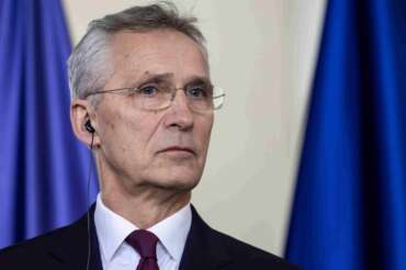 Stoltenberg, Nato: “Gli alleati revochino alcune restrizioni. Kiev ha diritto di colpire obiettivi militari in Russia”