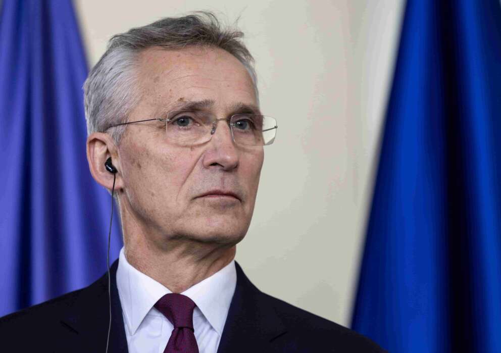 Stoltenberg, Nato: “Gli alleati revochino alcune restrizioni. Kiev ha diritto di colpire obiettivi militari in Russia”