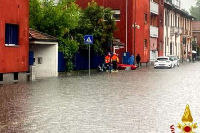 Maltempo al Nord: Milano flagellata dalle piogge. Esonda il Lambro, allarme per il Seveso. L’intervento dei vigili del fuoco