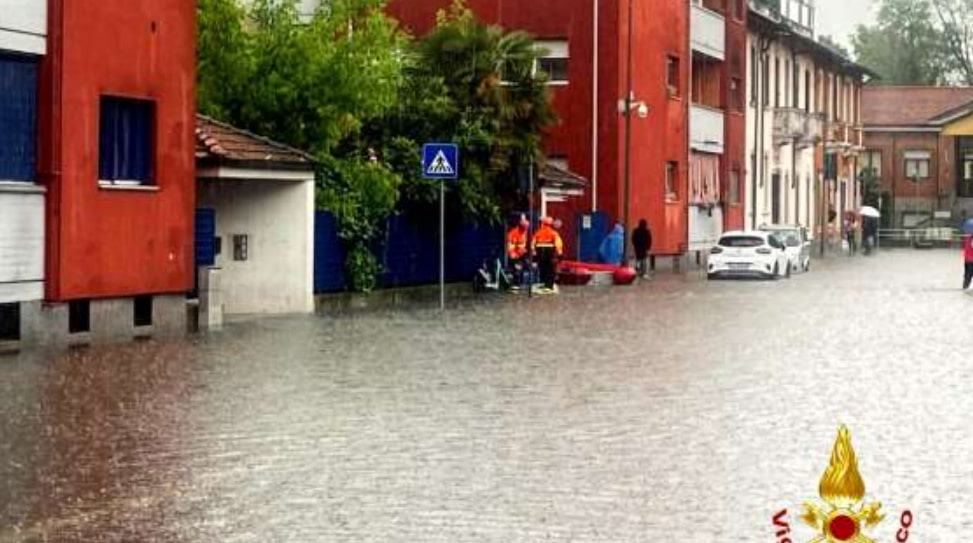 Maltempo al Nord: Milano flagellata dalle piogge. Esonda il Lambro, allarme per il Seveso. L’intervento dei vigili del fuoco