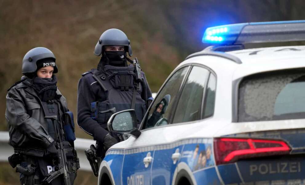 FOTO DI REPERTORIO Police officers block the access road to the scene where two police officers were shot during a traffic stop near Kusel, Germany, Monday, Jan. 31, 2022. Police say two officers have been shot dead while on a routine patrol in western Germany. Police in Kaiserslautern said the shooting happened during a traffic check near Kusel at about 4:20 a.m. on Monday. They said that the perpetrators fled but police had no description of them, the car they used or what direction they fled in. Police called on drivers in the Kusel area not to pick up hitchhikers and warned that at least one suspect is armed.(AP Photo/Michael Probst)