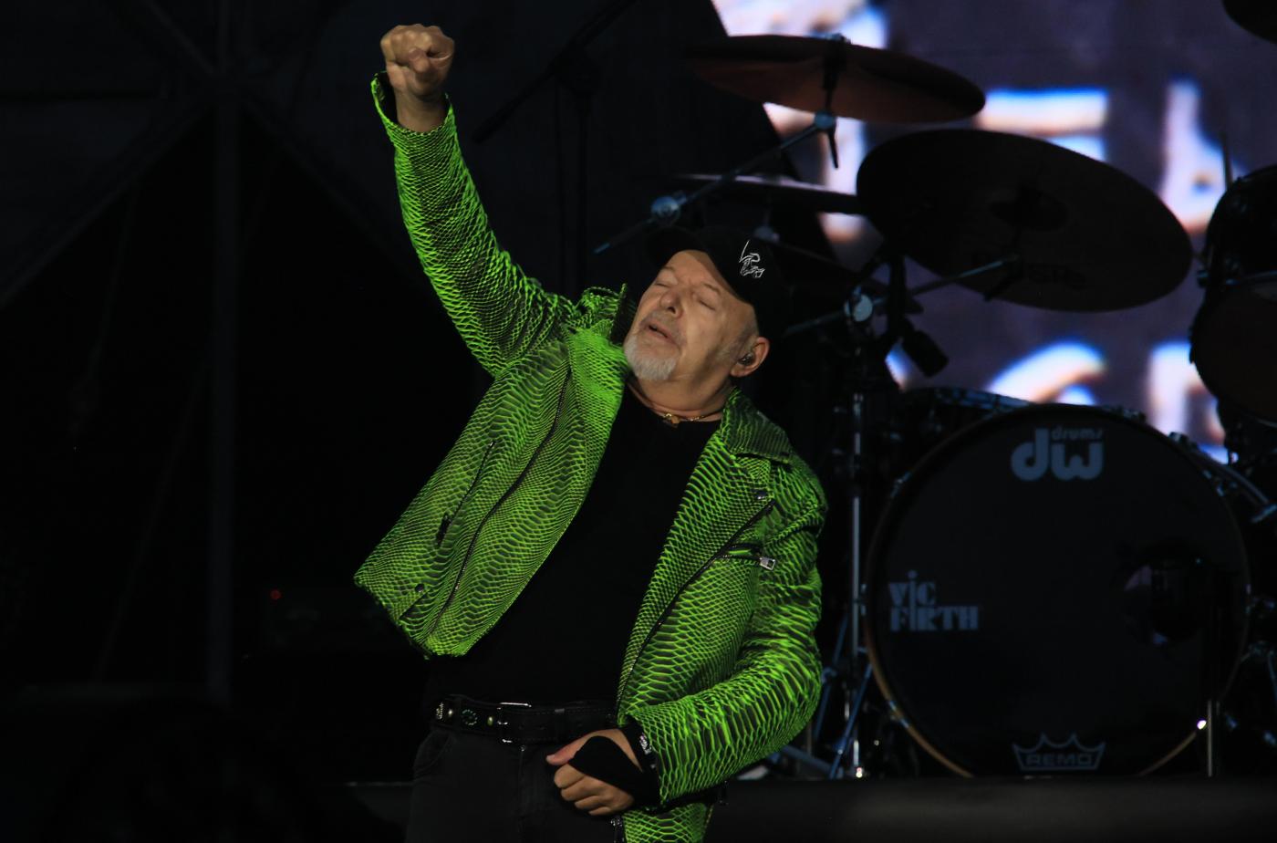 Vasco Rossi, il concerto a Milano San Siro: rocker senza età tra successi, polemiche, droga, carcere, amori