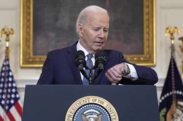 President Joe Biden checks his watch before delivering remarks on the verdict in former President Donald Trump’s hush money trial and on the Middle East, from the State Dining Room of the White House, Friday, May 31, 2024, in Washington. (AP Photo/Evan Vucci) Associated Press / LaPresse Only italy and Spain