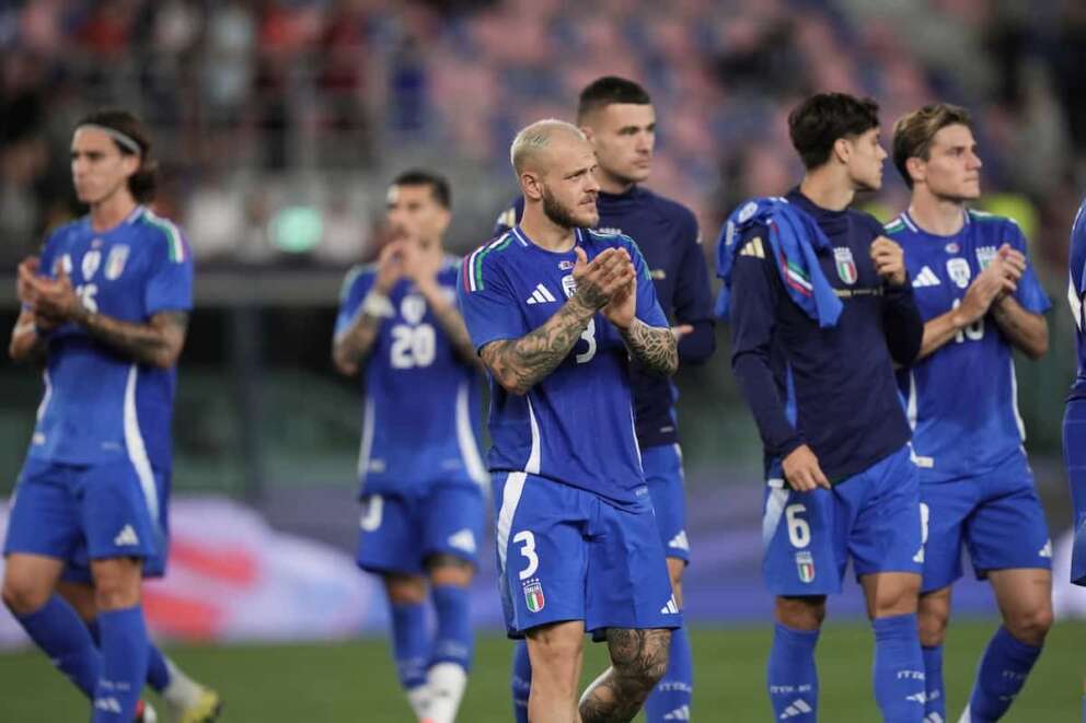 Italy’s Federico Dimarco and the players of Italy at the end of the friendly Matches 2024 between Italy and Turkiye at Renato Dall’Ara Stadium – Sport, Soccer – Bologna, Italy – Tuesday June 4, 2024 (Photo by Massimo Paolone/LaPresse)