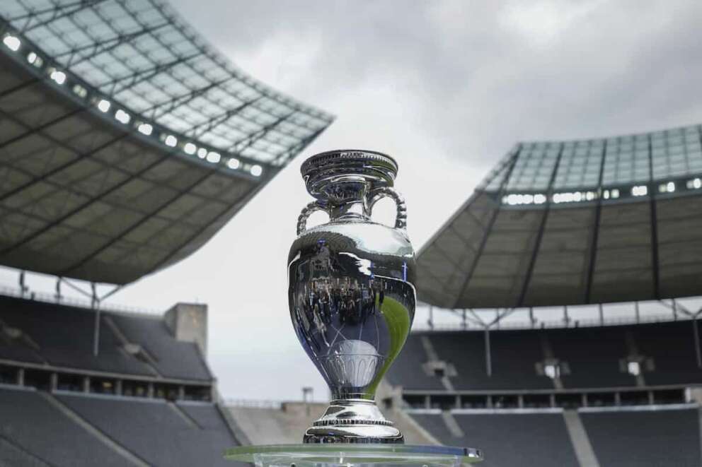 FILE – The trophy is on display during the presentation of the European soccer championship ‘EURO 2024’ trophy at the Olympic Stadium in Berlin, Germany, Wednesday, April 24, 2024. The European Championship in Germany is all about tried and tested stadiums with a rich soccer history. Unlike at some recent World Cups, there’s been no rush to finish stadiums on time. (AP Photo/Markus Schreiber, File) Associated Press/LaPresse
