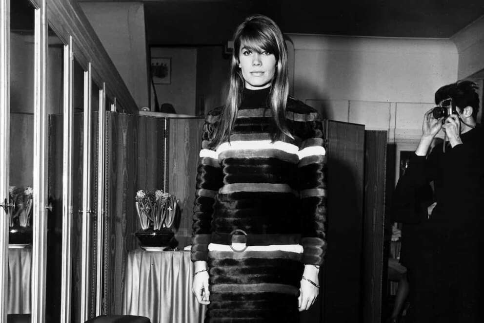 FILE – French singer and actress Francoise Hardy wears a summer fur dress launched by Chombert of Paris, France, Feb. 11, 1967. Francoise Hardy, a beloved French singer and pop culture icon since the 1960s, has died at age 80. Her son, musician Thomas Dutronc, announced her death on social networks.(AP Photo, File) Associated Press / LaPresse Only italy and Spain