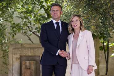 G7, Macron rovina la festa a Meloni: gelo tra il presidente francese e la premier