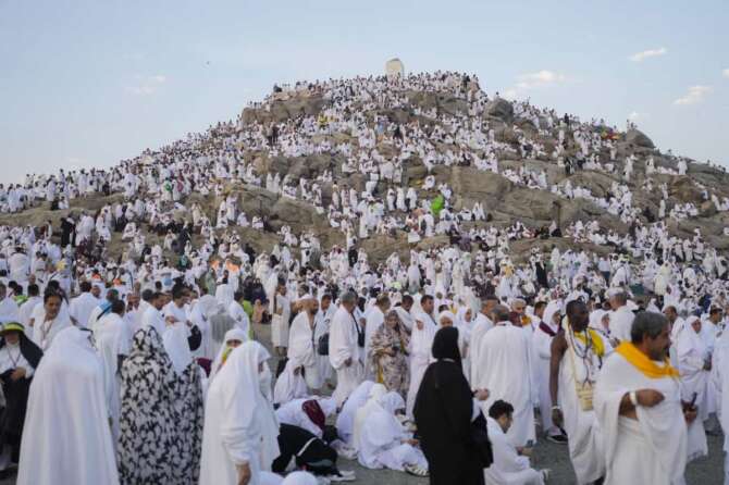 Muslim pilgrims gather at the top of the rocky hill known as the Mountain of Mercy, on the Plain of Arafat, during the annual Hajj pilgrimage, near the holy city of Mecca, Saudi Arabia, Saturday, June 15, 2024. Masses of Muslims gathered at the sacred hill of Mount Arafat in Saudi Arabia for worship and reflection on the second day of the Hajj pilgrimage. The ritual at Mount Arafat, known as the hill of mercy, is considered the peak of the Hajj. It’s often the most memorable event for pilgrims, who stand shoulder to shoulder, asking God for mercy, blessings, prosperity and good health. Hajj is one of the largest religious gatherings on earth. (AP Photo/Rafiq Maqbool) Associated Press/LaPresse