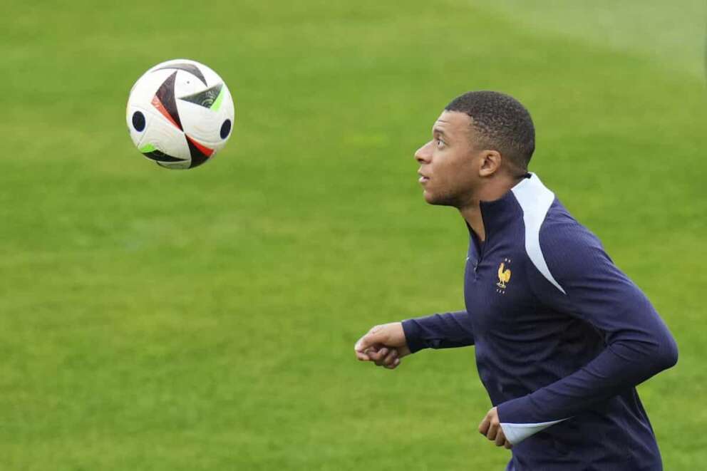 France’s Kylian Mbappe controls the ball during a training session in Dusseldorf, Germany, Sunday, June 16, 2024. France will play against Austria during their Group D soccer match at the Euro 2024 soccer tournament on June 17. (AP Photo/Hassan Ammar) Associated Press/LaPresse