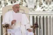 Papa Francesco abbraccia i migranti e si commuove: “Siamo tutti fratelli”