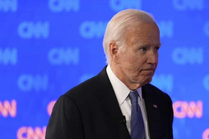 President Joe Biden walking off stage at a commercial break during a presidential debate with Republican presidential candidate former President Donald Trump, Thursday, June 27, 2024, in Atlanta. (AP Photo/Gerald Herbert) Associated Press/LaPresse