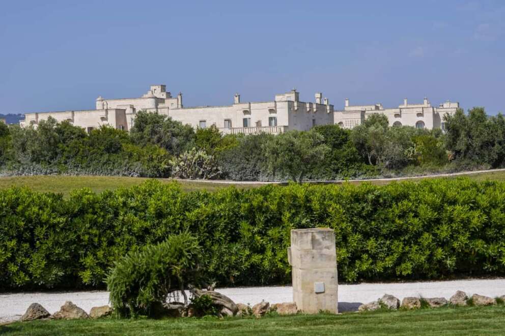 Borgo Egnazia, cos’è la struttura in cui si svolge il G7: dove si trova, la storia e i prezzi (altissimi) per i clienti vip