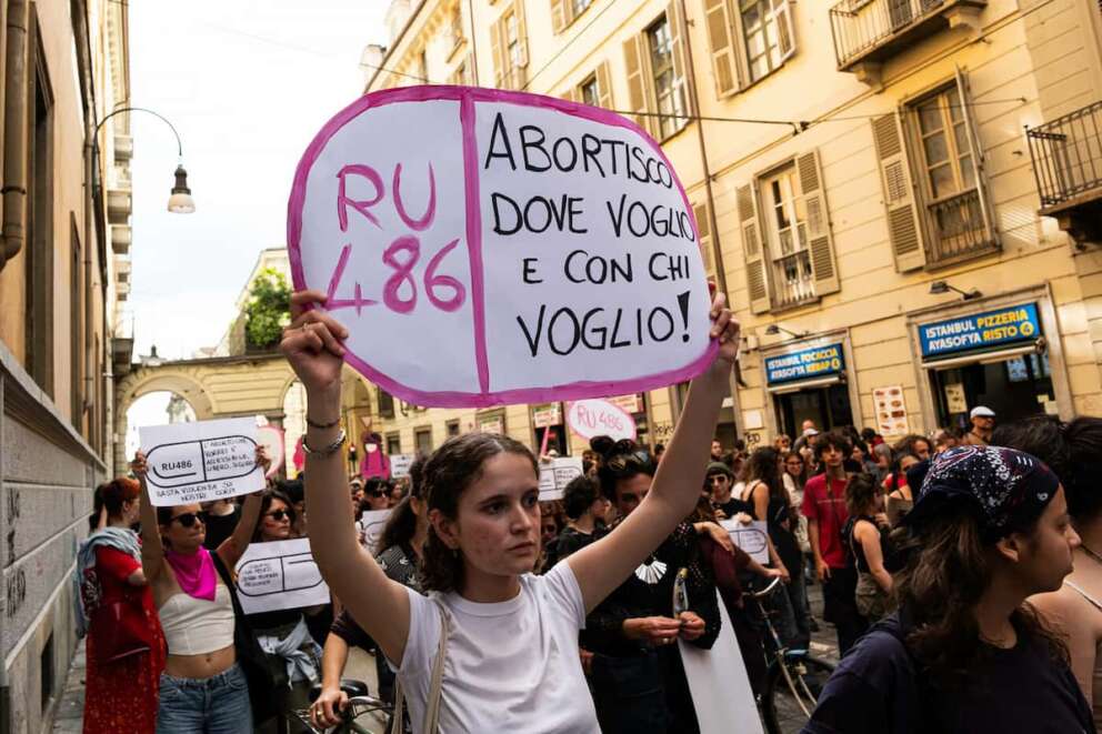 Reddito di maternità, l’ultima provocazione della destra antiaborto: mille euro al mese alle donne per rinunciare