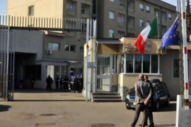 Strage senza fine, a Biella si è consumato il 42esimo suicidio in cella. E su carceri e migranti il Consiglio d’Europa bacchetta l’Italia