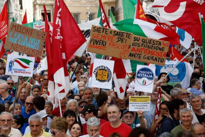 Premierato, primo sì al Senato tra le proteste delle opposizioni in Aula e in piazza