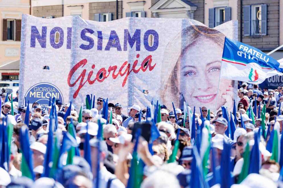 Gioventù meloniana fascista, può il partito della premier governare l’Italia e rappresentarla in Europa?