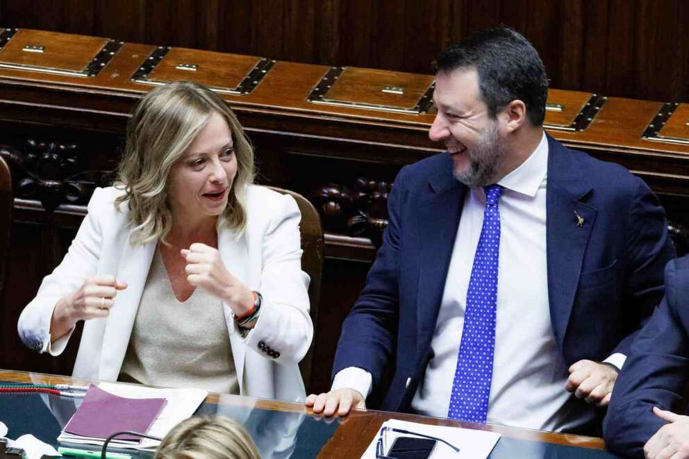 Giorgia Meloni in quarantena in UE: la sua strategia catastrofica e Salvini che urla al Colpo di Stato