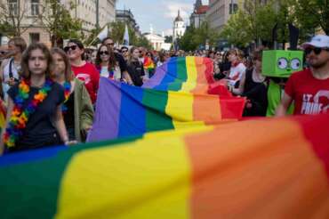 Pride, in piazza contro le destre (che provocano) e per i diritti ma è polemica per l’esclusione degli israeliani