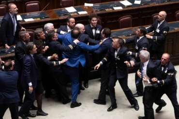 Rissa in Parlamento, 11 deputati sospesi: opposizioni in piazza