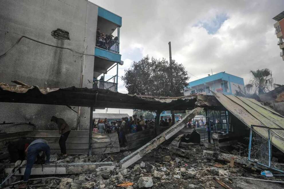 Attacco terroristico di Israele a Gaza, 45 morti in una scuola dell’Onu