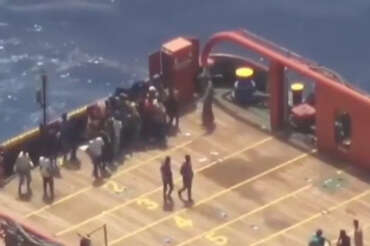 Bastonate ai migranti, Sea Watch riprende le violenze della “guardia costiera” libica su un mercantile che li aveva salvati