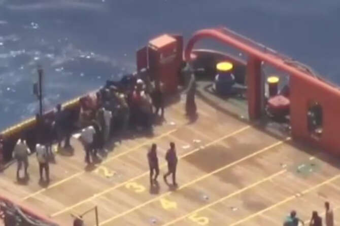 Bastonate ai migranti, Sea Watch riprende le violenze della “guardia costiera” libica su un mercantile che li aveva salvati