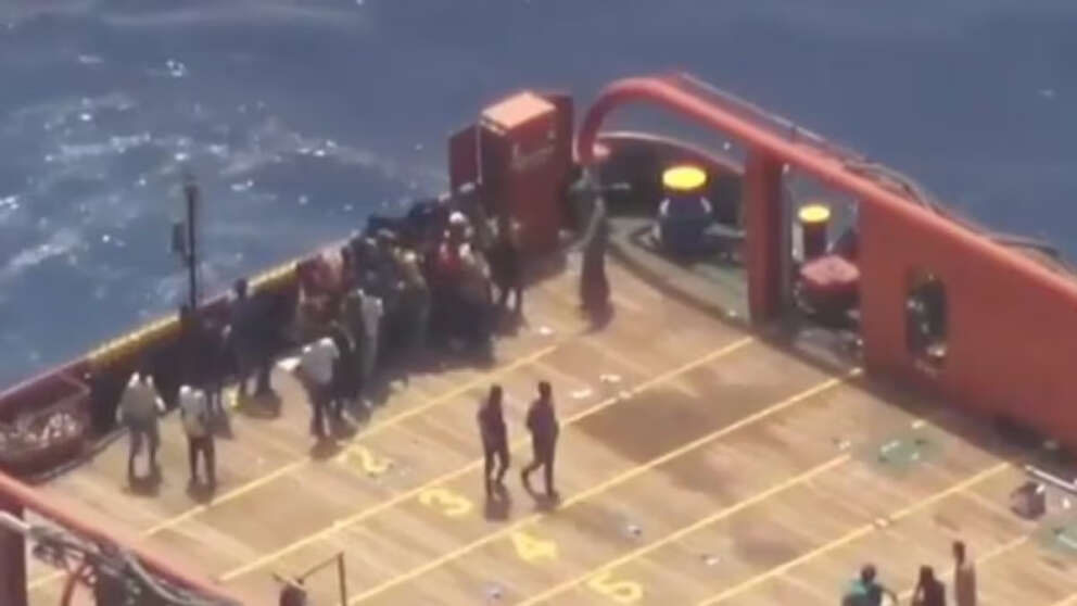Bastonate ai migranti, Sea Watch riprende le violenze della “guardia costiera” libica su un mercantile che li aveva salvati