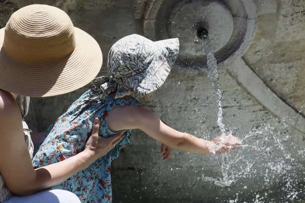 Piazza di Spagna. Ondata di Caldo a Roma allarme temperature per il fine settimana – Cronaca – Roma, Italia -Venerdì, 7 Giugno 2024 (foto Cecilia Fabiano/LaPresse) Barcaccia Fountain Hot wave in Rome, temperature alert for the week end – News – Rome, Italy – Friday , 7 June 2024 (photo Cecilia Fabiano / LaPresse)