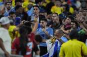 Uruguay’s Jose Gimenez, center, argues with fans at the end of a Copa America semifinal soccer match against Colombia in Charlotte, N.C., Wednesday, July 10, 2024. (AP Photo/Julia Nikhinson) Associated Press/LaPresse